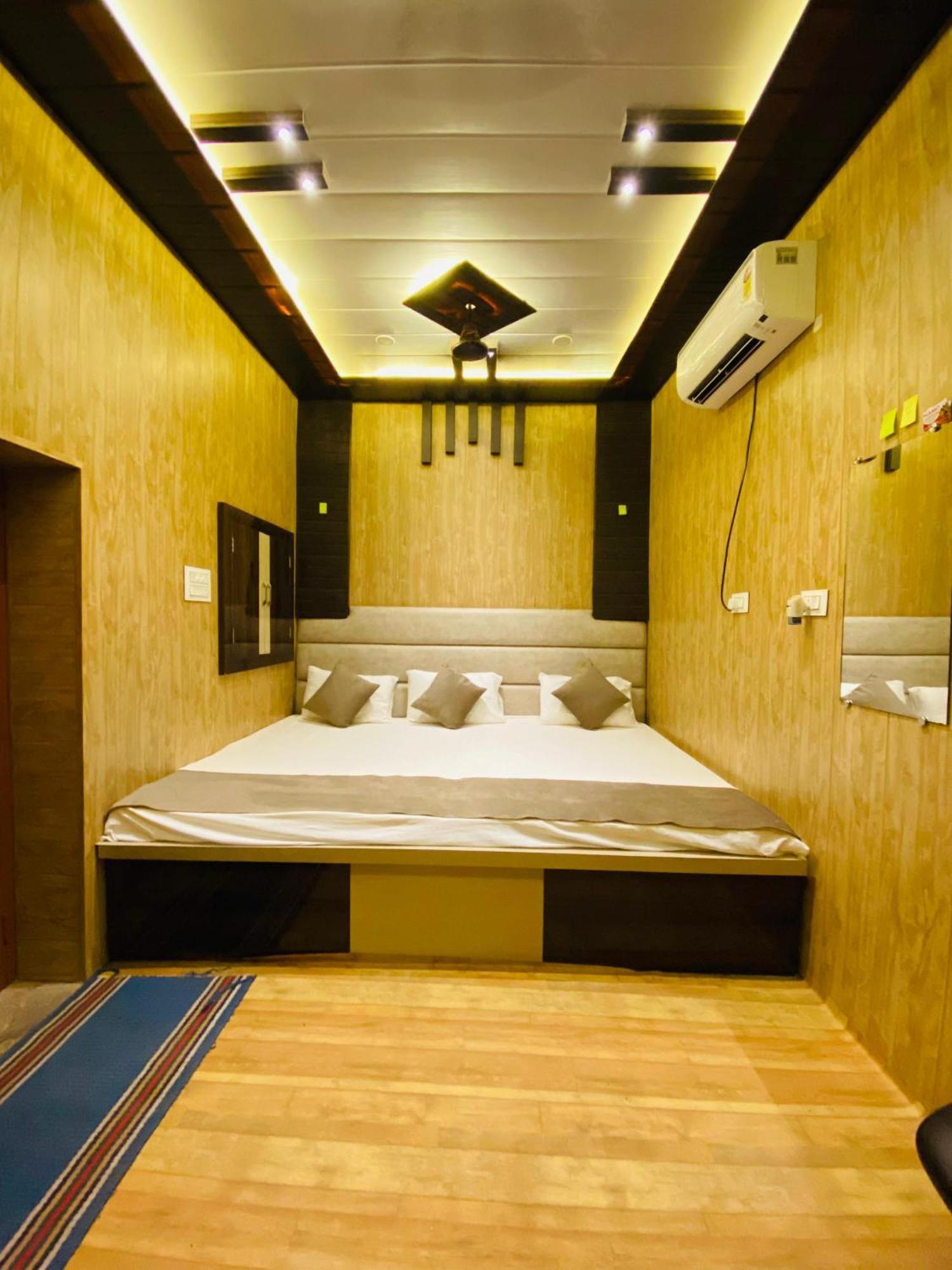 Namo Guest House Only For Indians Varanasi Exteriör bild